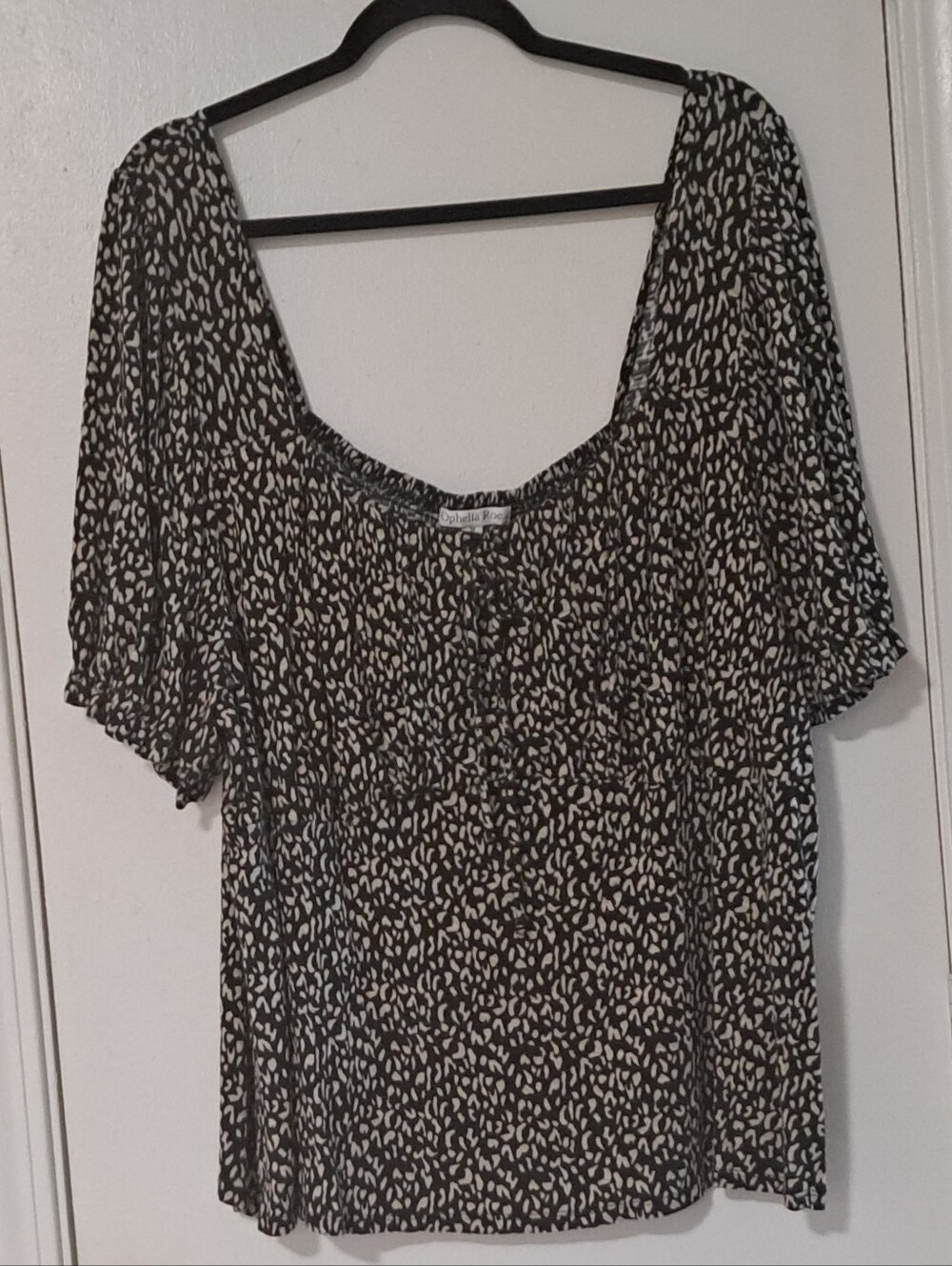 Black & White Leopard Print Scoop Neck Short Sleeve Top EUC